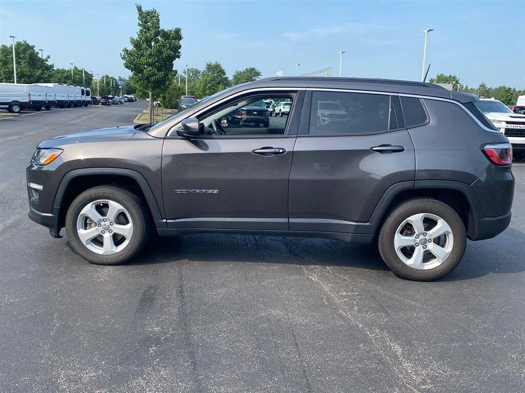 Used 2018 Granite Crystal Metallic Clearcoat Jeep Latitude image 7