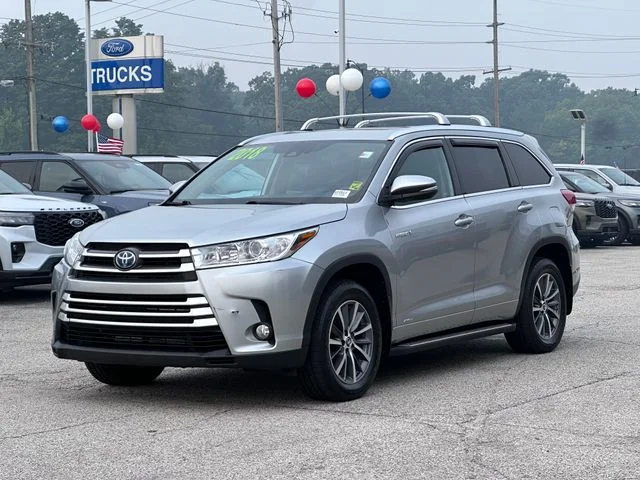 Used 2018 Silver Toyota XLE image 3