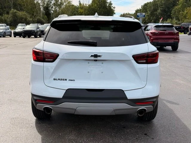 Used 2024 Summit White Chevrolet LT image 7