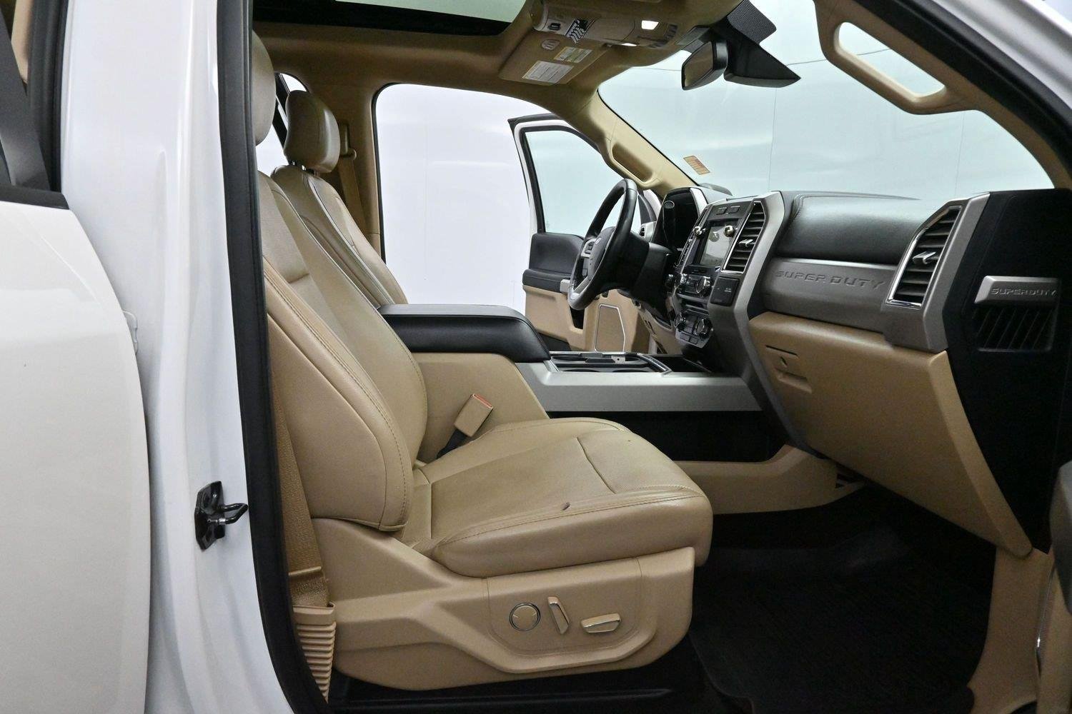 Used 2017 White Platinum Metallic Tri-Coat Ford Lariat image 33