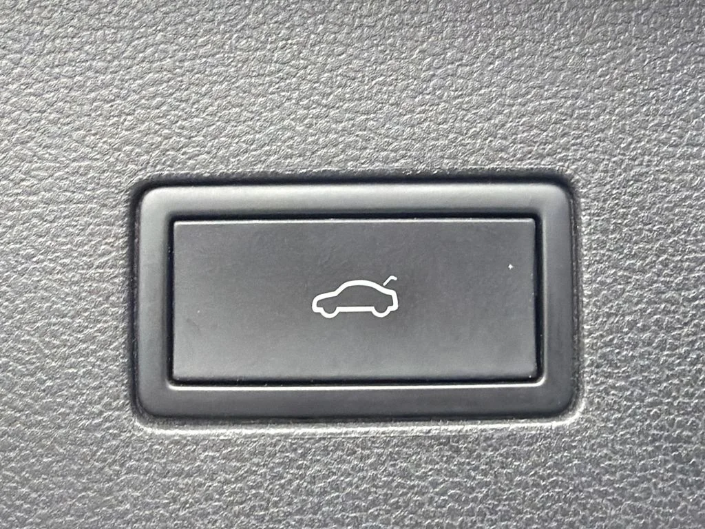 Used 2024  Volkswagen 2.0T SE w/Technology image 19
