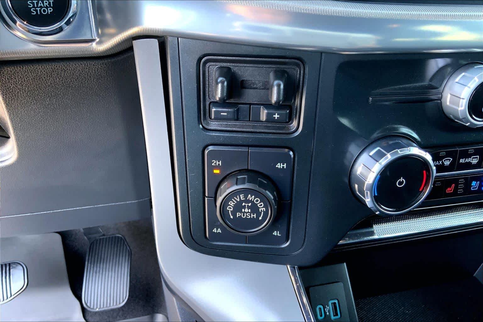 Used 2024 Carbonized Gray Metallic Ford LARIAT image 30