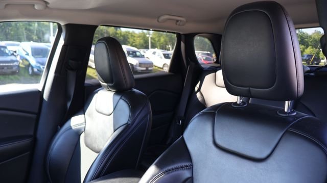 Used 2019 Blue Jeep Latitude Plus image 9