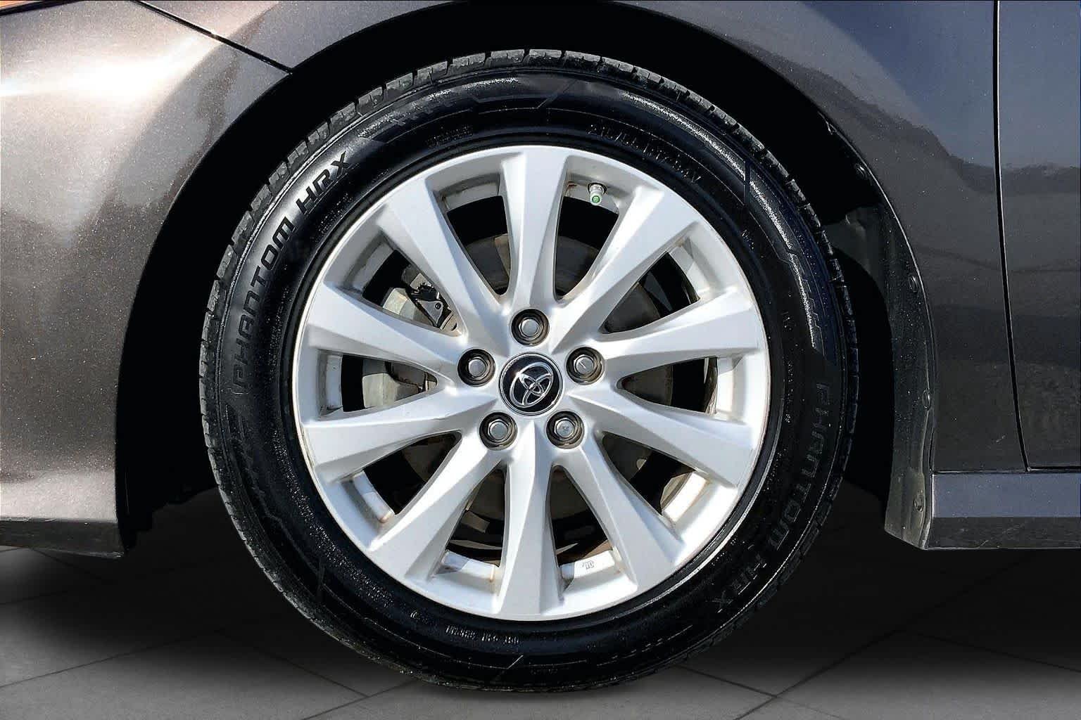 Used 2019 Brownstone Toyota LE image 11