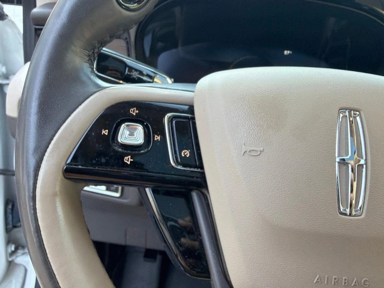 Used 2021 Pristine White Lincoln Reserve image 20