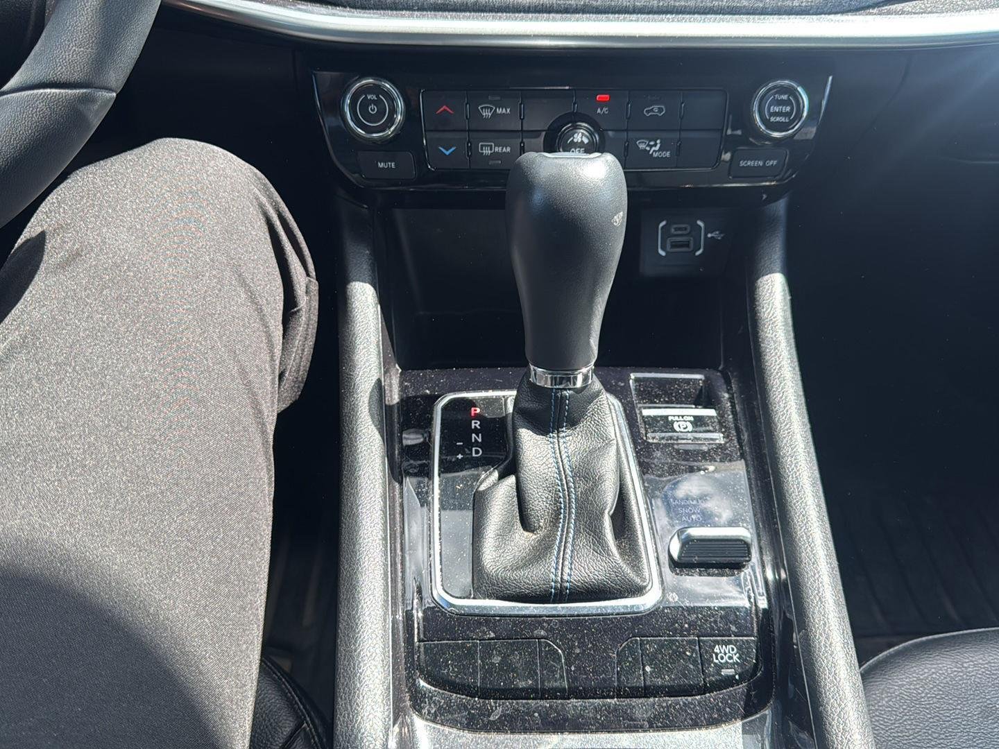Used 2022  Jeep Latitude image 10