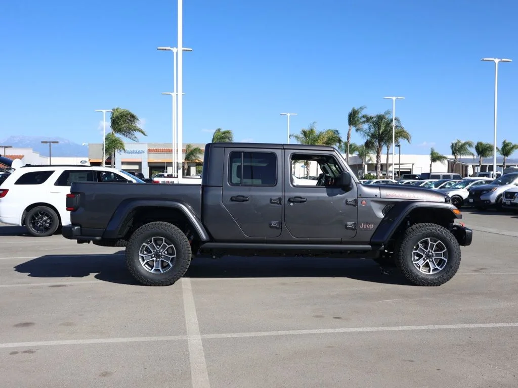 New 2026 Granite Crystal Metallic Clear-Coat Exterior Paint Jeep Mojave X image 2