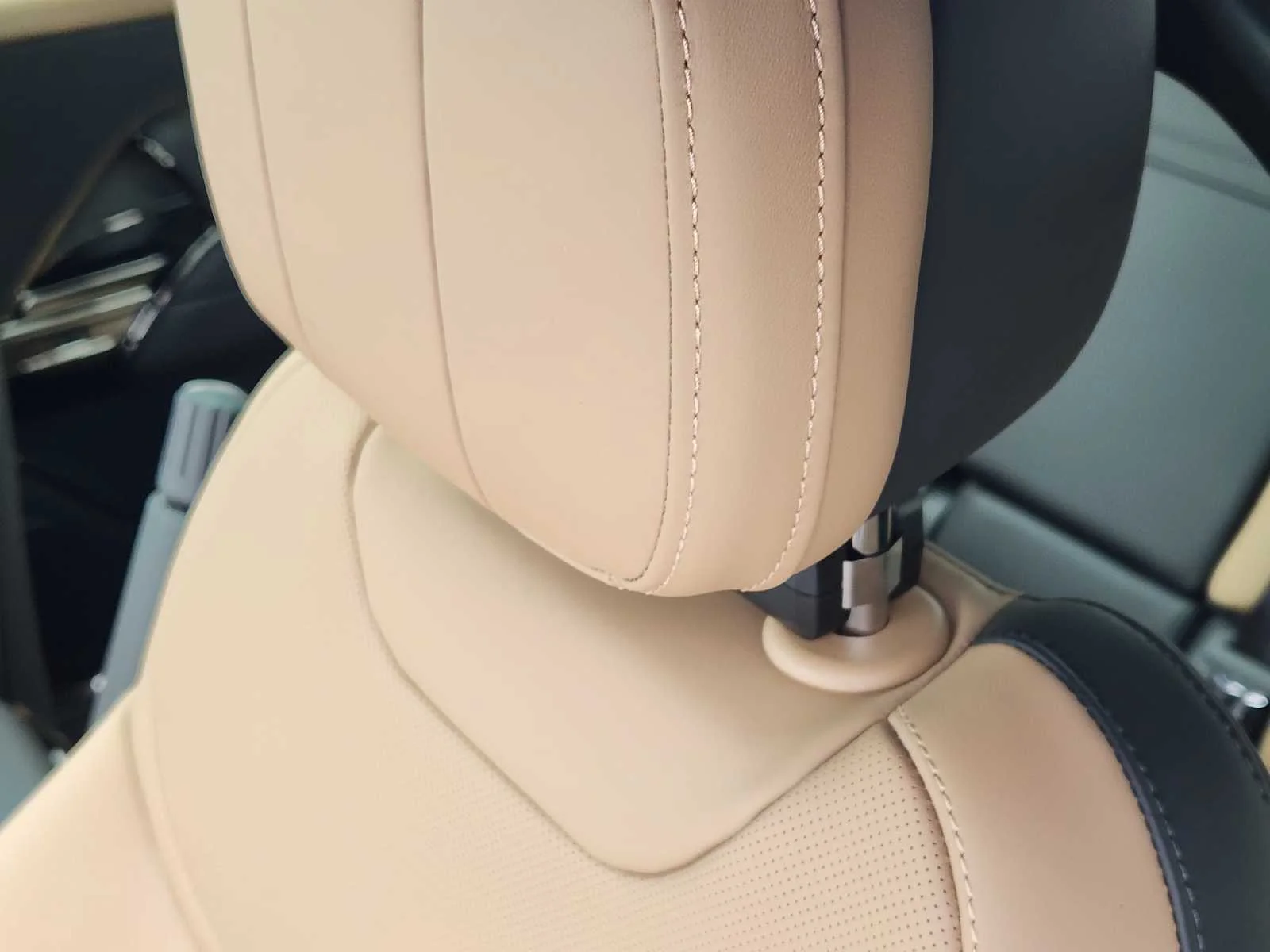 New 2026 Carpathian Grey LAND ROVER Dynamic SE image 14
