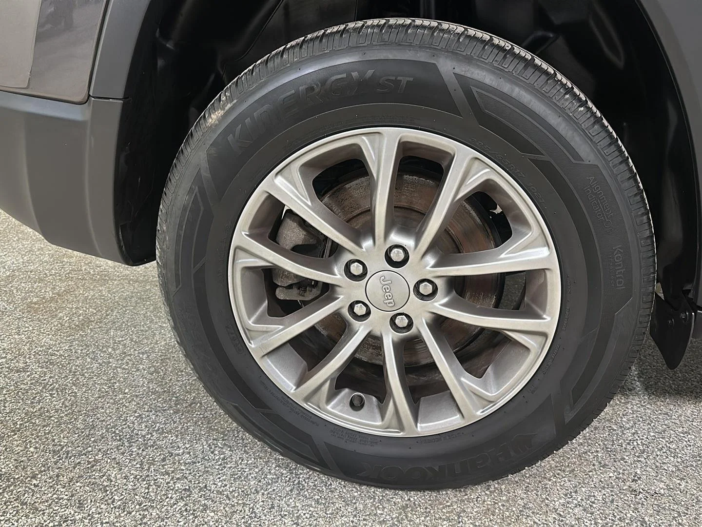 Used 2022 Granite Crystal Metallic Clearcoat Jeep Latitude Lux image 9