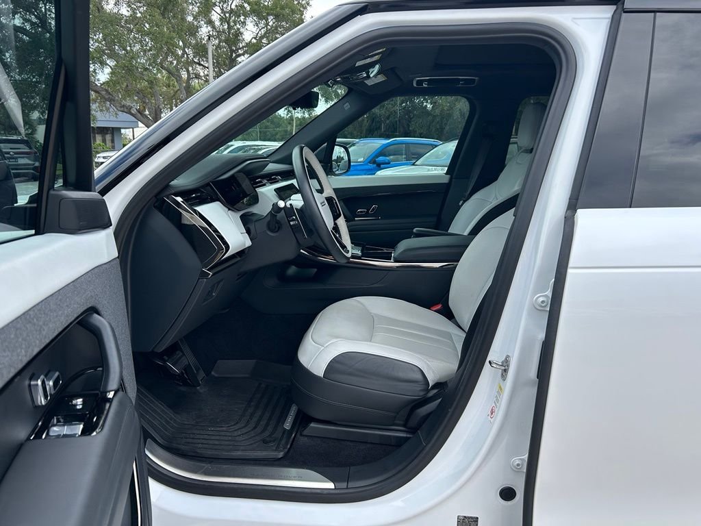 Used 2024 White Land Rover Dynamic SE image 15