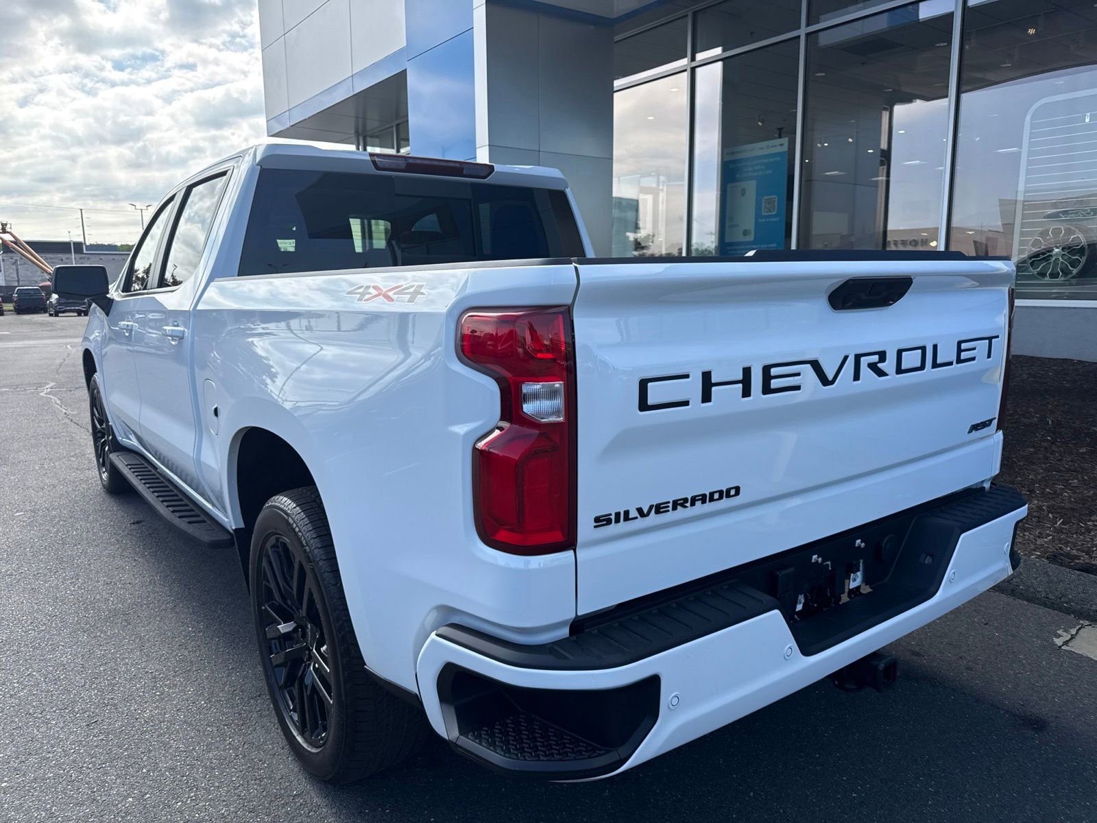 New 2026 Summit White Chevrolet RST with 22inch Black Wheels - Convenience II - Safety - Sunroof - Leather - Dark Essentials - Protection *In Stock* image 8