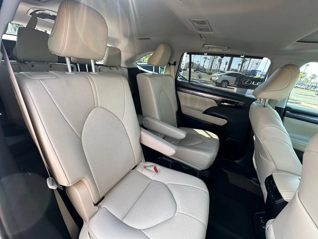 Used 2023  Toyota Limited image 26