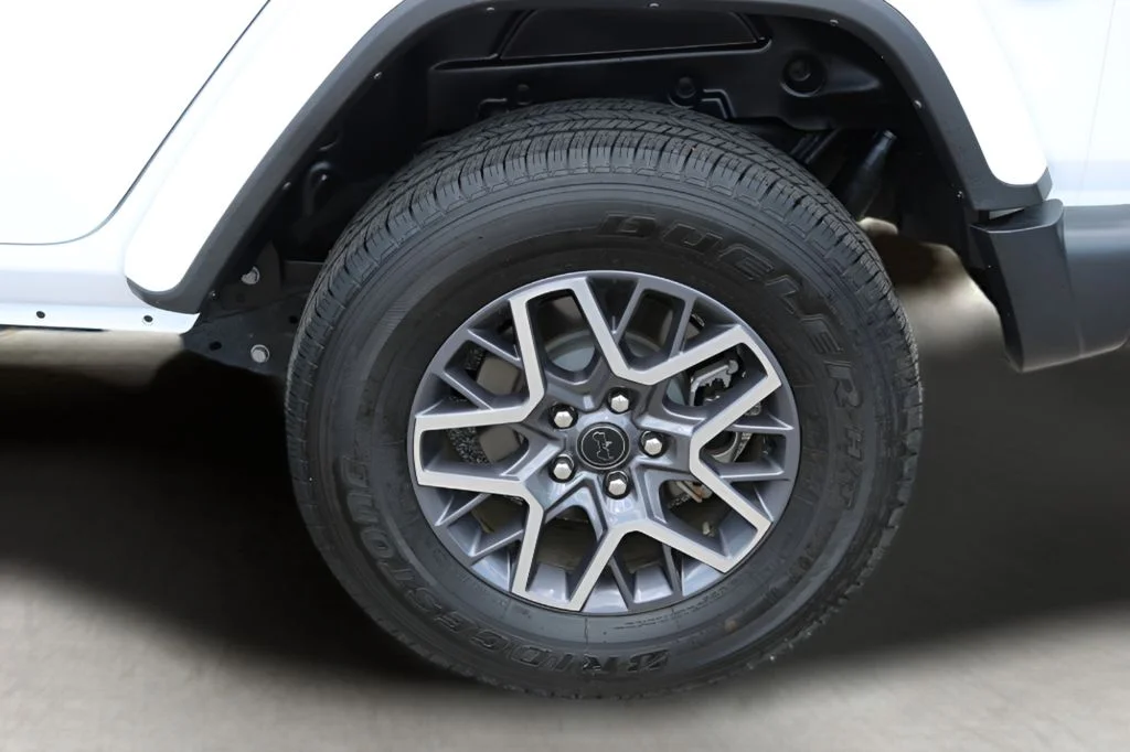 Used 2025 White Jeep Sahara image 9