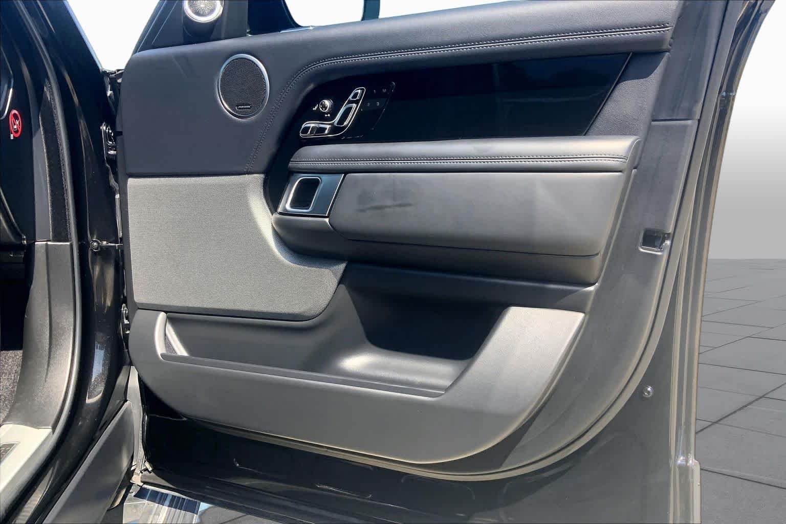 Used 2018 Santorini Black Metallic Land Rover  image 22