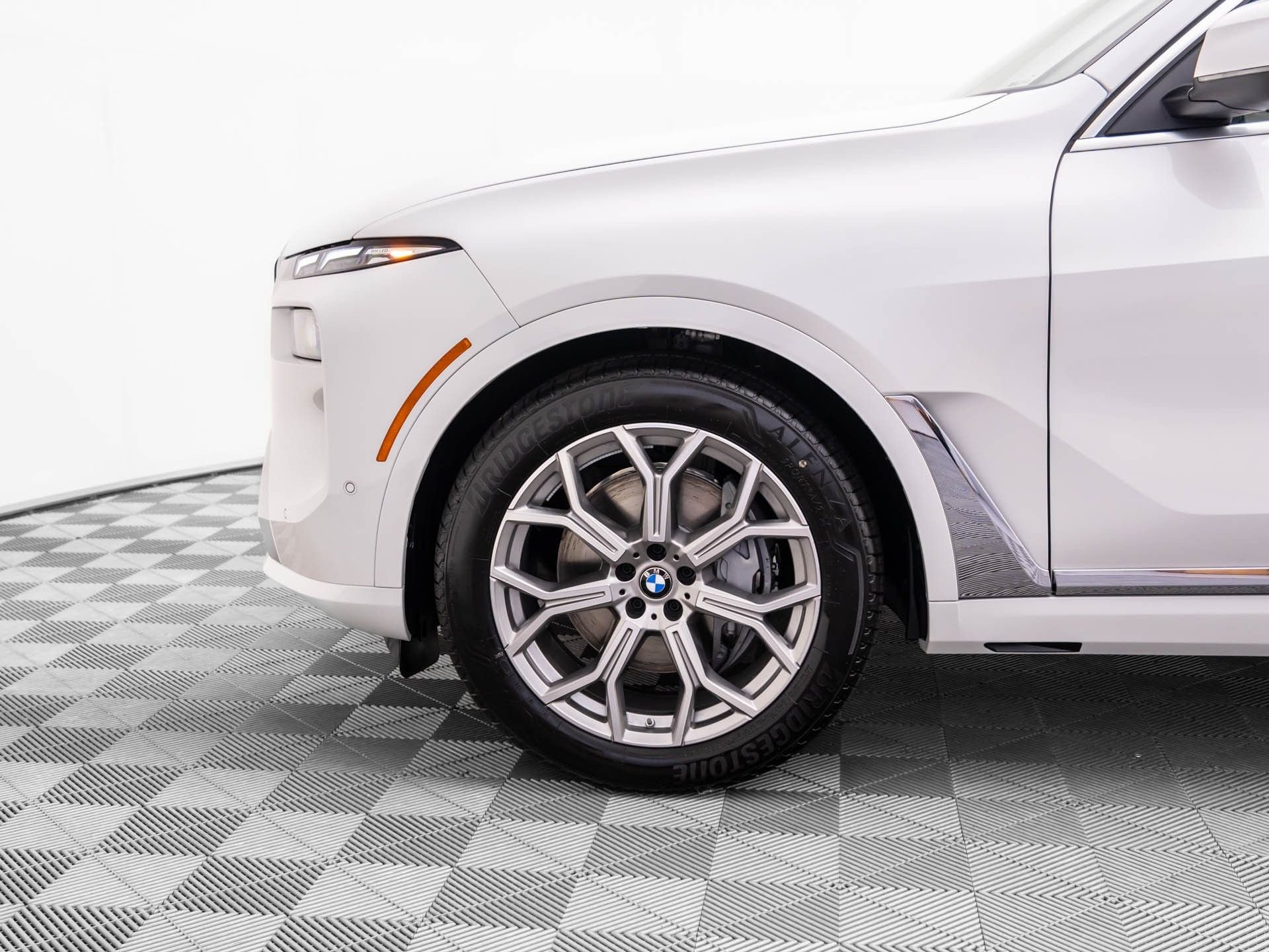 New 2026 Mineral White Metallic BMW xDrive40i image 31