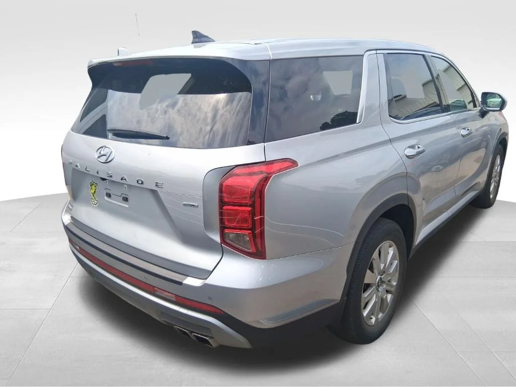 Used 2023 Silver Hyundai SE image 3