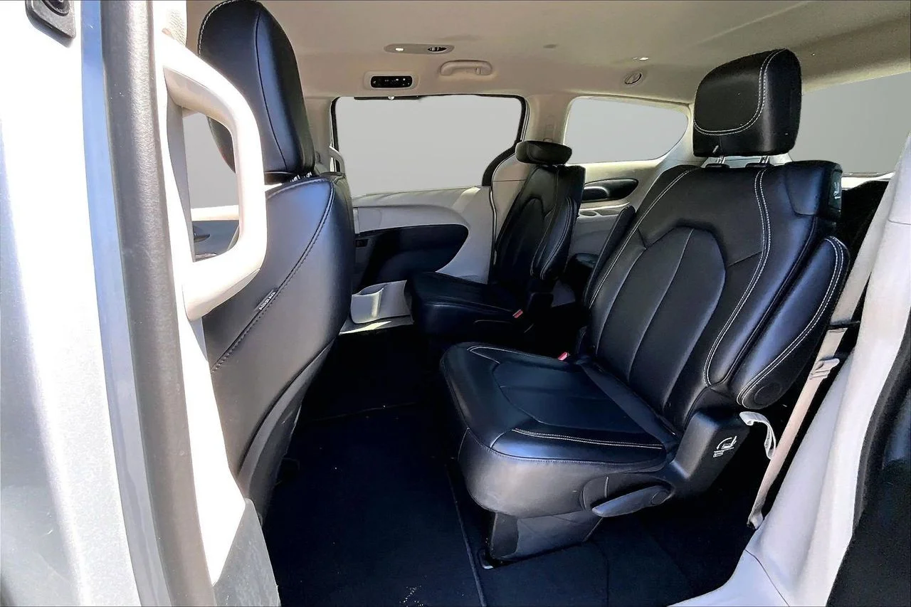 Used 2024 Silver Chrysler Touring L image 21