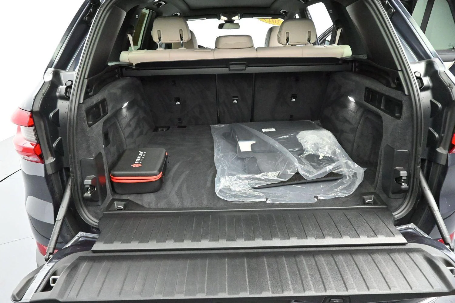 Used 2019 Arctic Gray Metallic BMW xDrive40i image 10