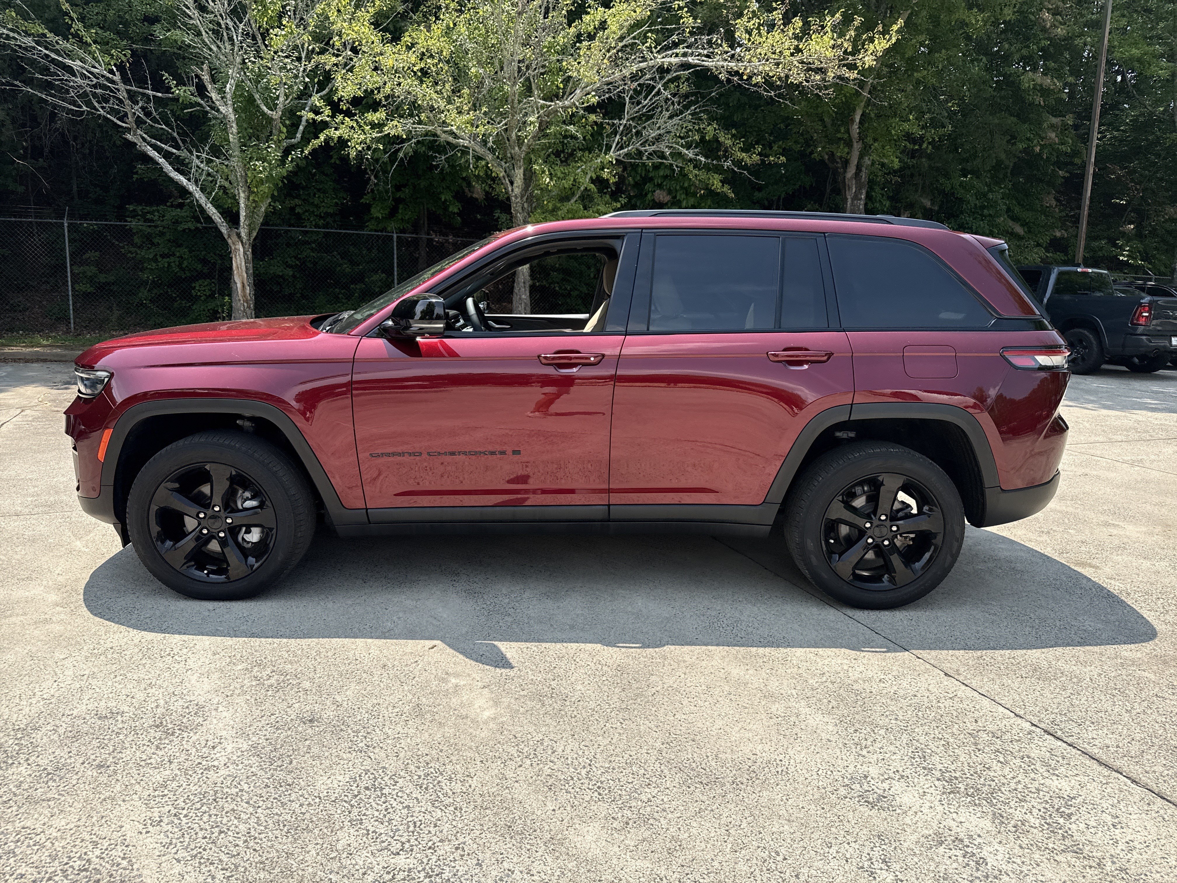 Used 2023 Velvet Red Pearlcoat Jeep Limited image 4