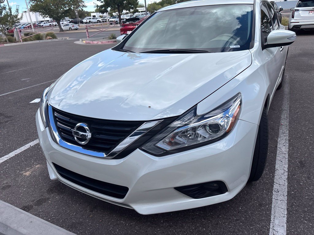 Used 2018 White Nissan 2.5 SV image 4