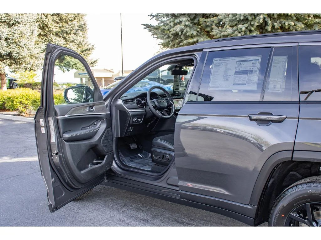 New 2026 Baltic Gray Metallic Clearcoat Jeep Laredo Altitude image 25