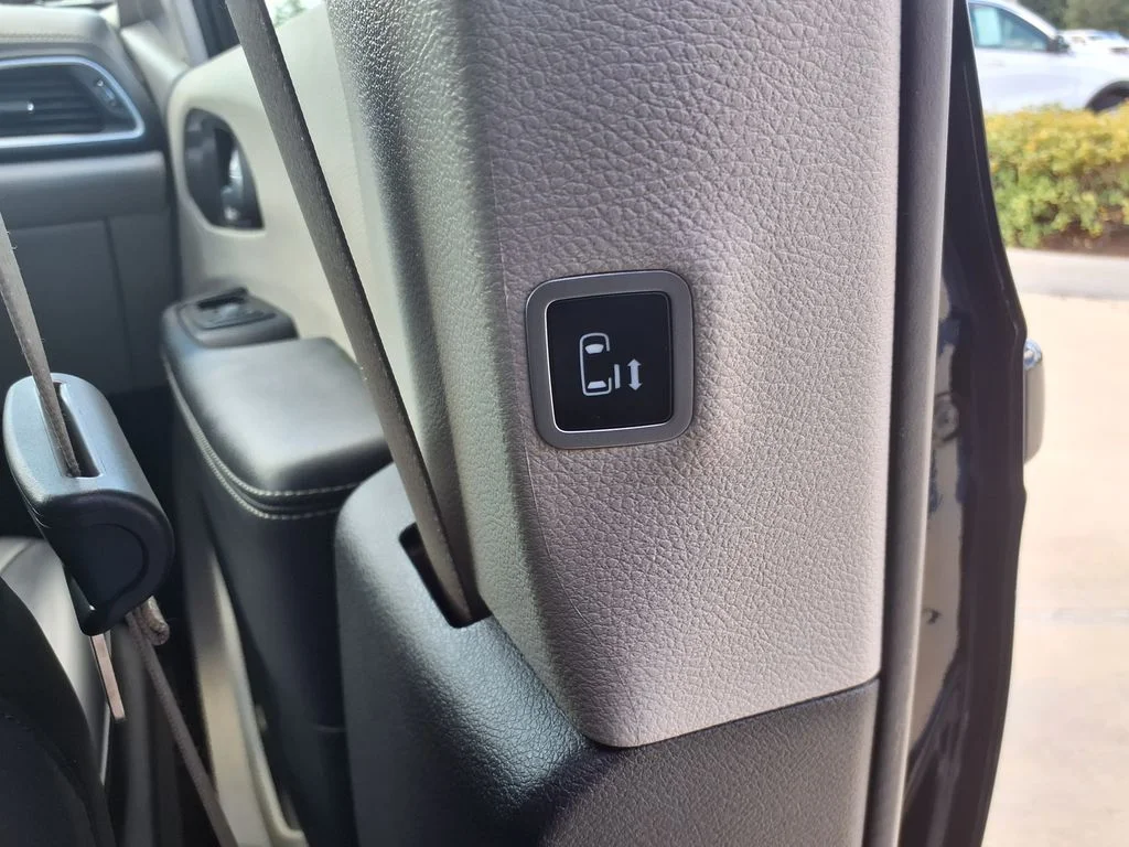 Used 2024 Black Chrysler Select image 23