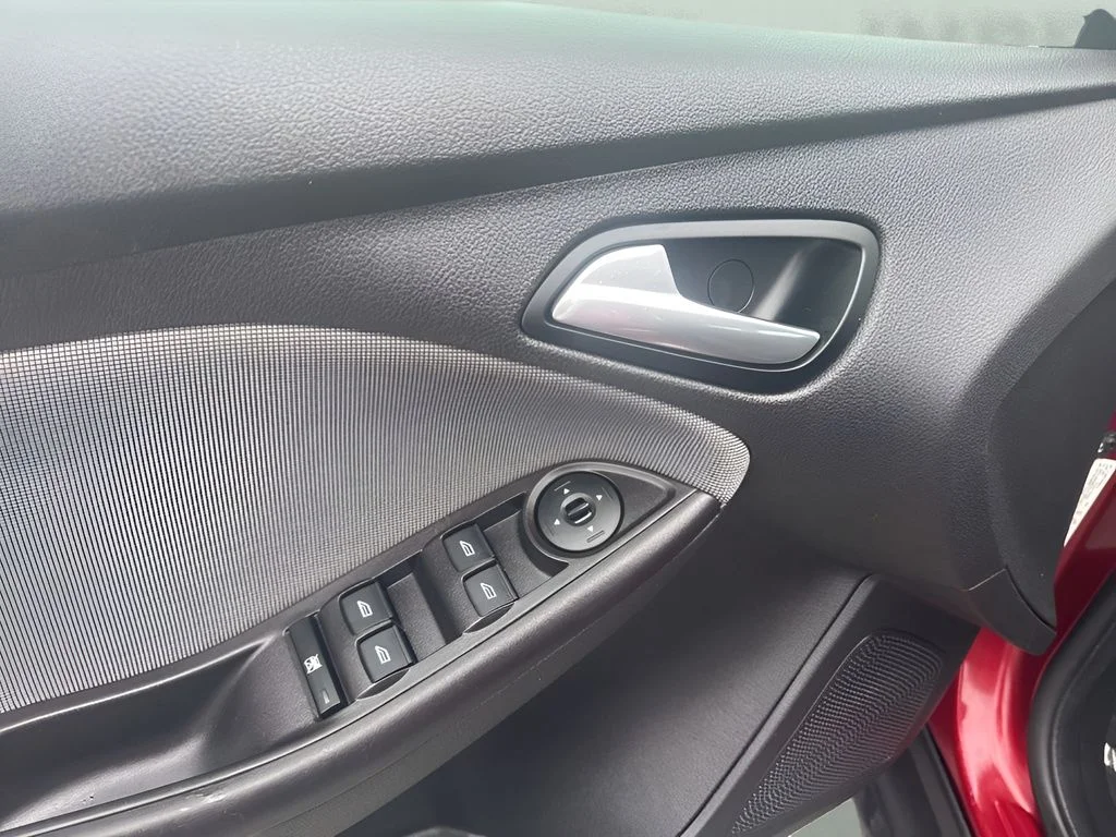 Used 2013 Red Ford SE image 23