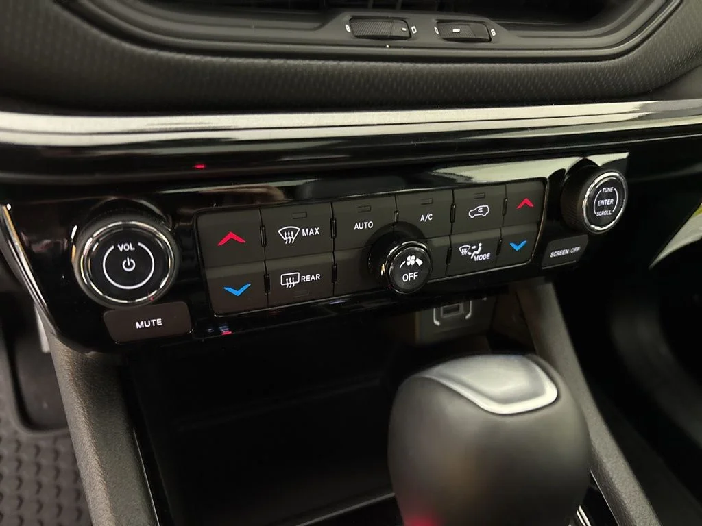 New 2026 White Jeep Latitude image 29