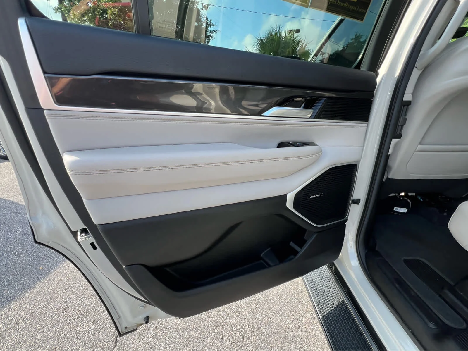Used 2022 Pearl Jeep Series I image 9