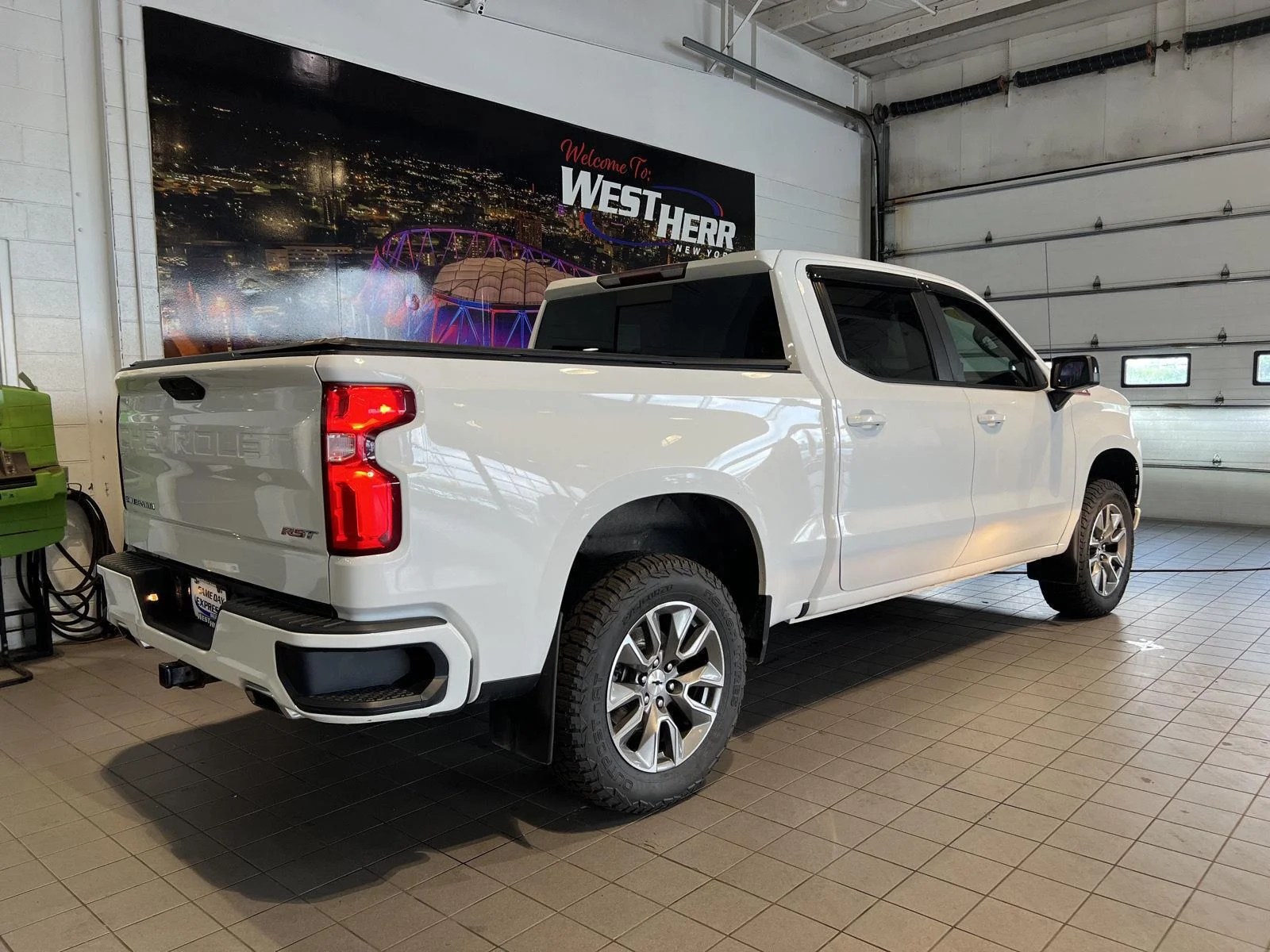 Used 2020 SUMMIT WHITE Chevrolet RST image 10