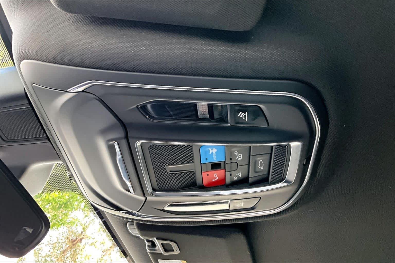 Used 2024 Diamond Black Crystal Pearlcoat Jeep Limited image 32