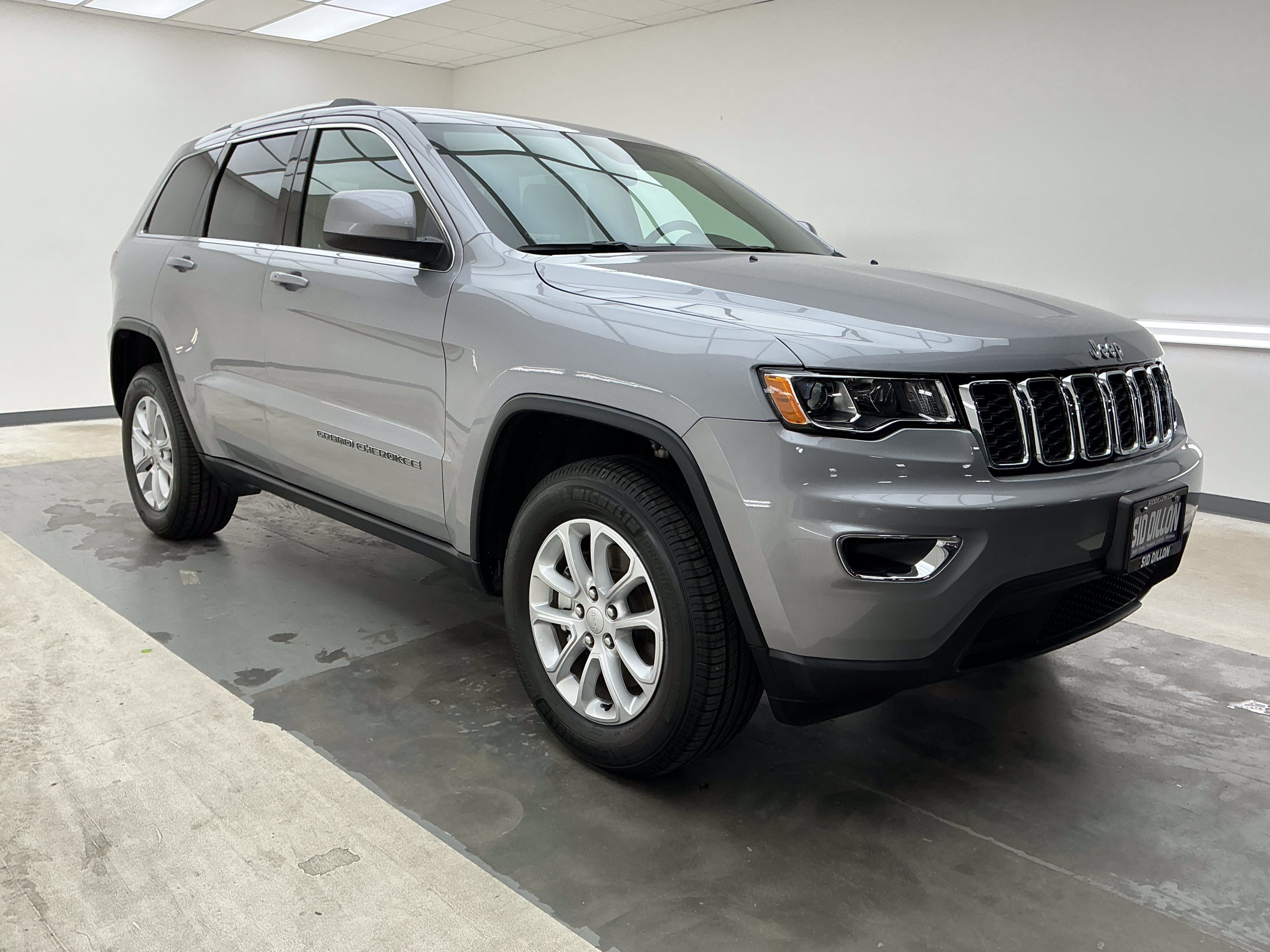 Used 2021 Billet Silver Metallic Clearcoat Jeep Laredo E image 3