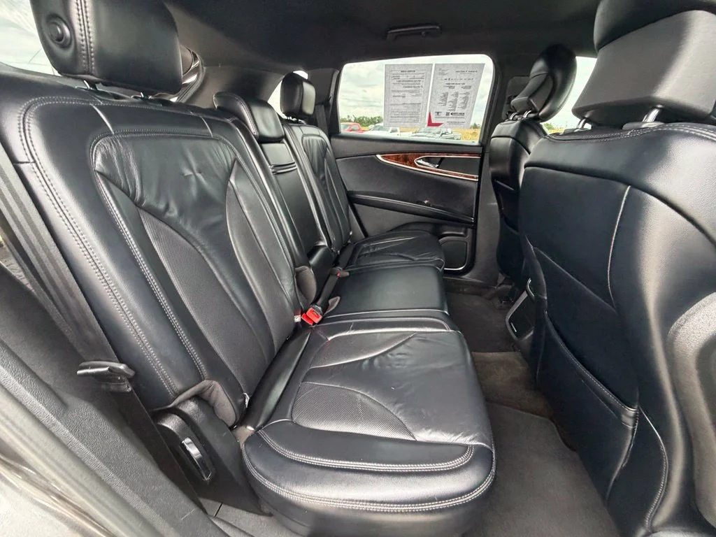 Used 2017 Gray Lincoln Select image 29