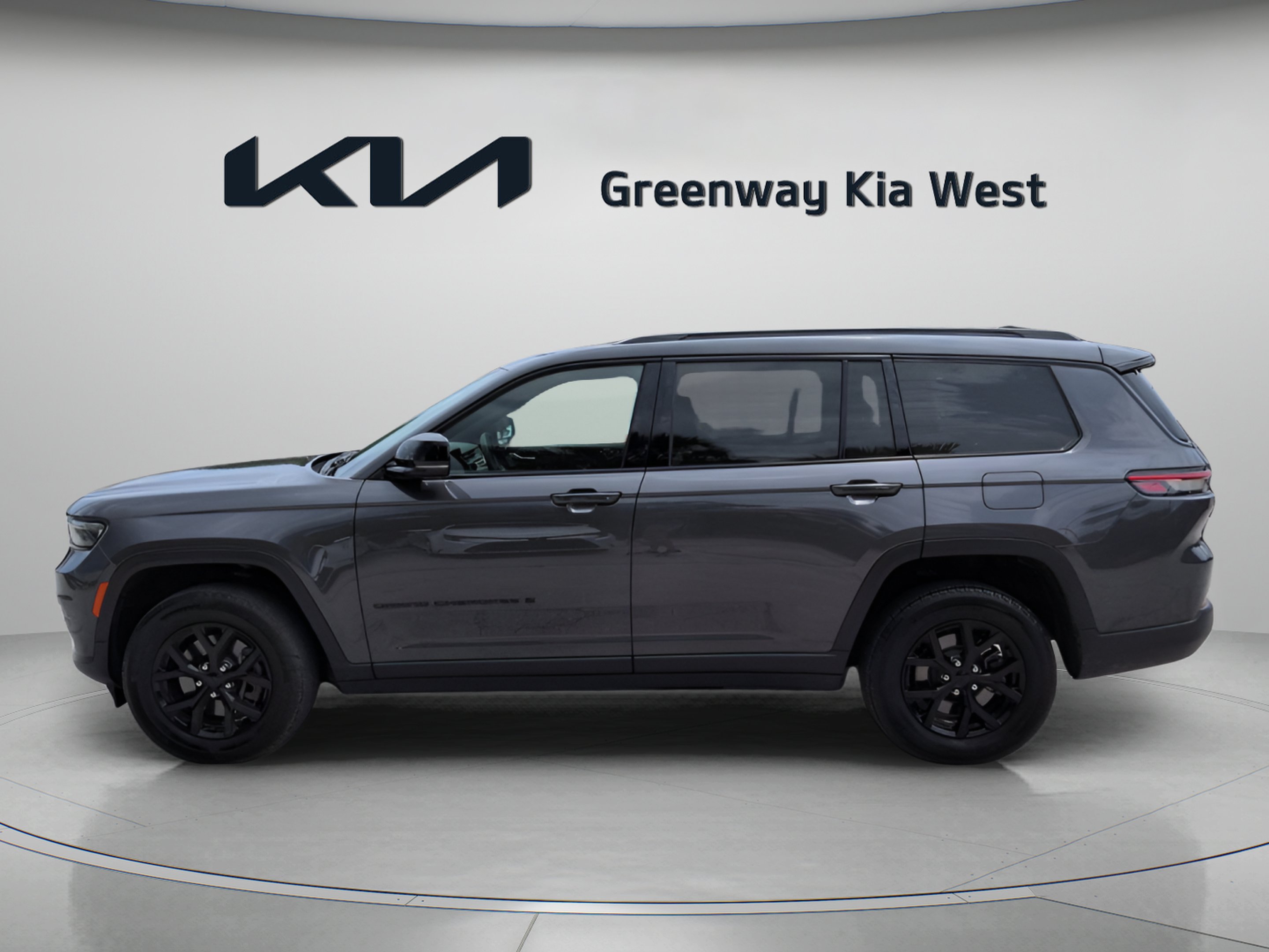 Used 2024 Baltic Gray Metallic Clearcoat Jeep Altitude image 4
