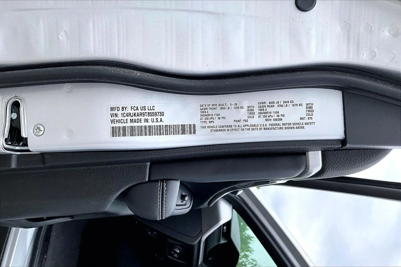 New 2026 Silver Zynith Exterior Paint Jeep Altitude image 36