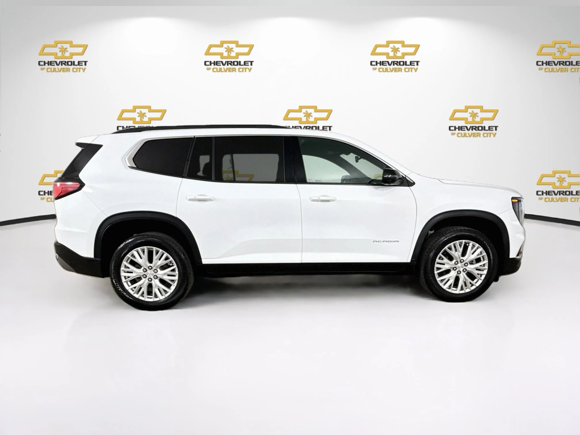 Used 2024 Summit White GMC Elevation image 9