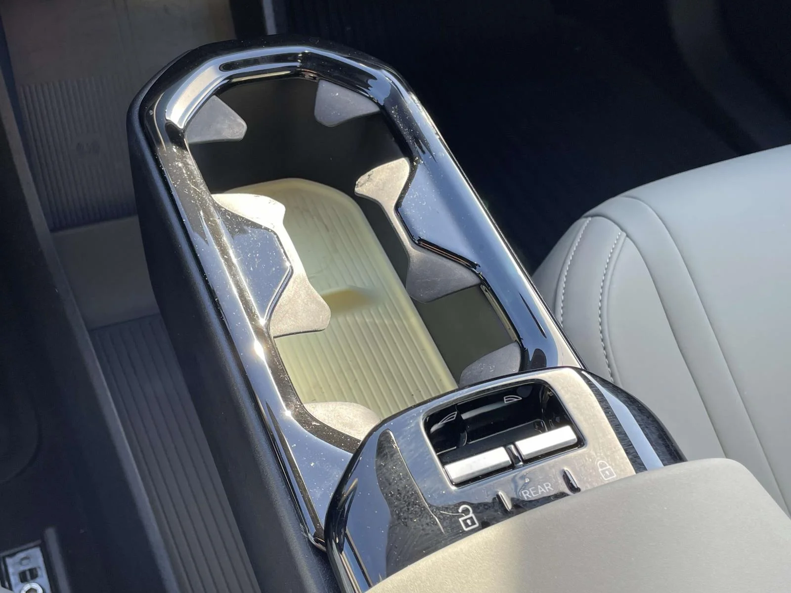 Used 2025 Vapour Grey Metallic Volvo Plus image 20