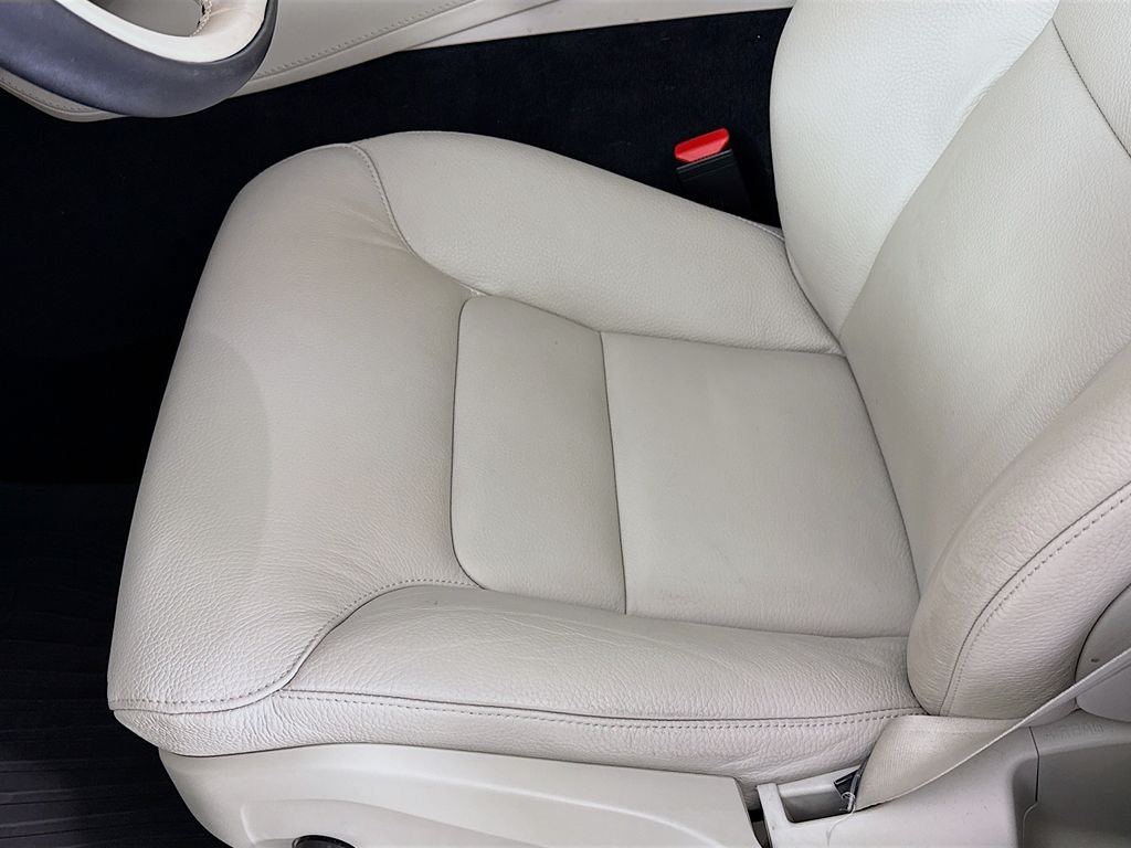 Used 2023 Black Volvo B6 Plus 6-Seater image 21