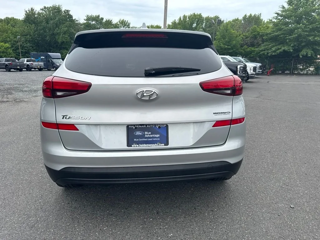 Used 2021 Silver Hyundai SE image 4