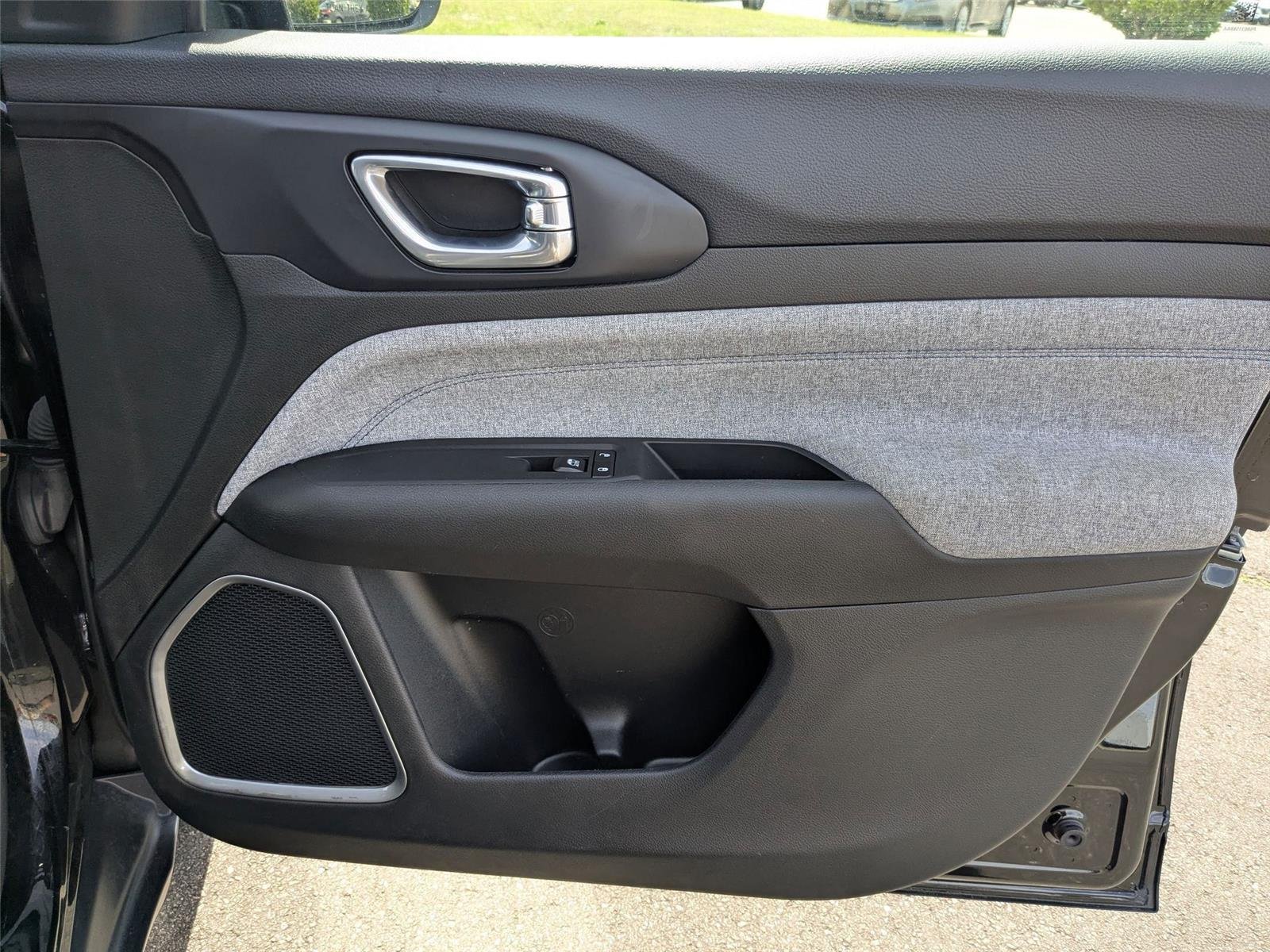 Used 2024 Diamond Black Crystal Pearlcoat Jeep Latitude image 32