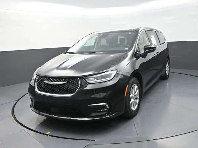 Used 2023 Black Chrysler Touring L image 5