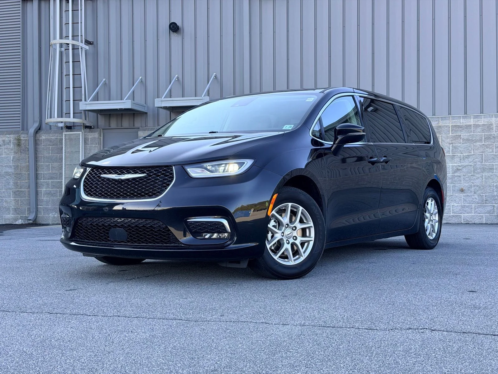 2024 Chrysler Pacifica Touring L's photo