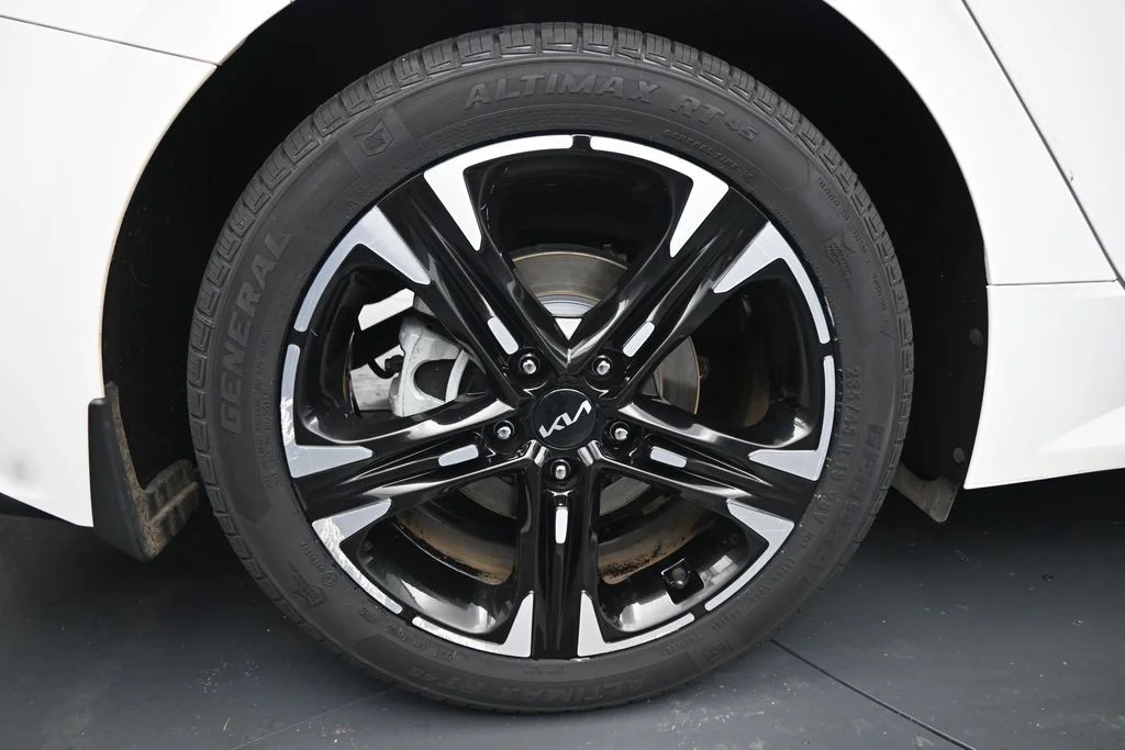 Used 2023 White Kia GT-Line image 10