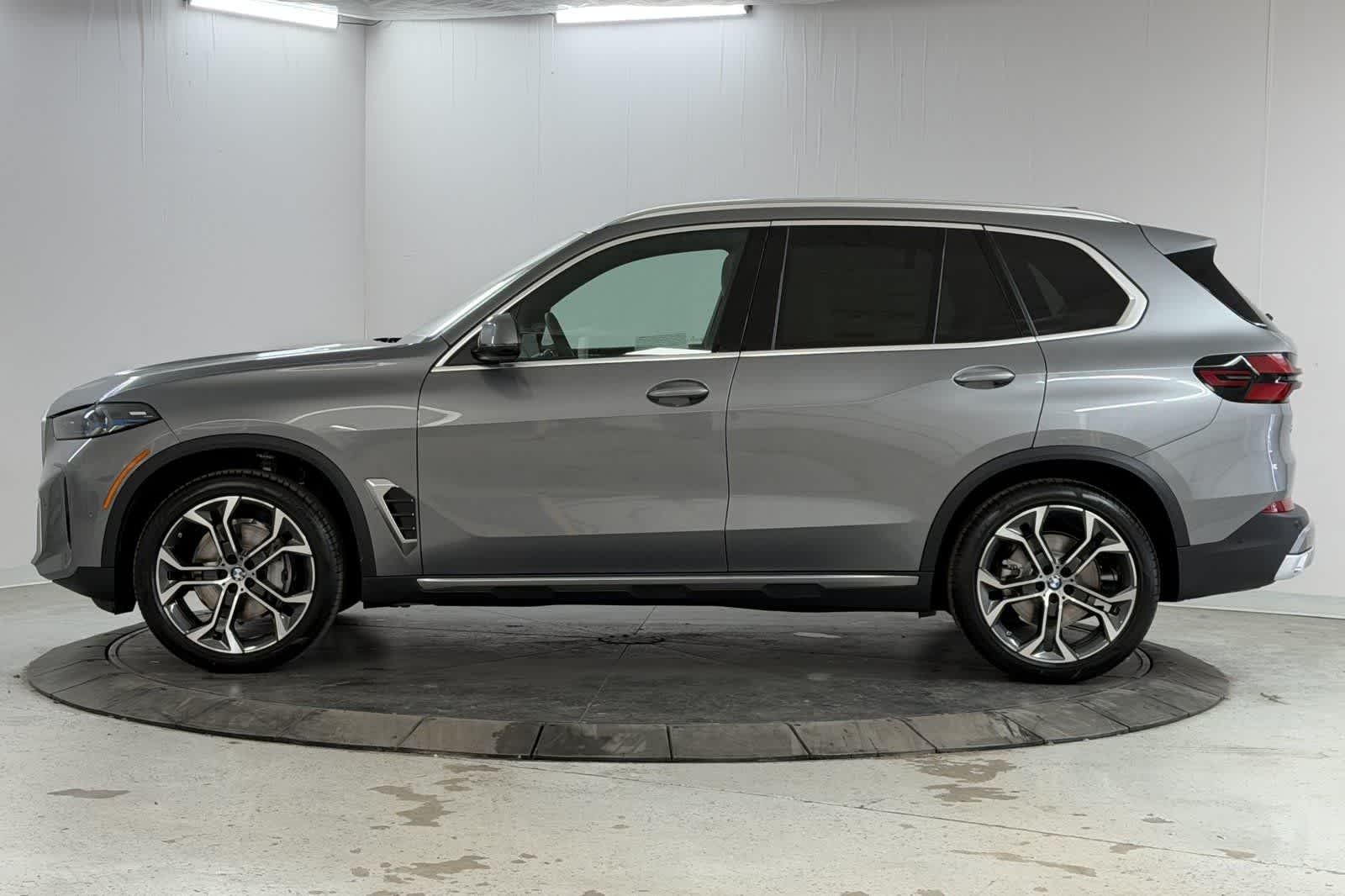New 2026 Skyscraper Grey Metallic BMW xDrive40i image 5