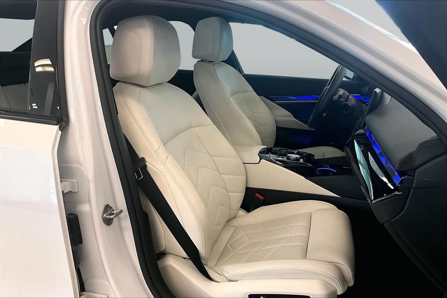Used 2024 Mineral White Metallic BMW 540i xDrive image 8