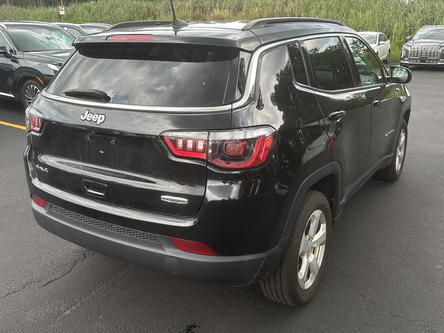 Used 2021 Diamond Black Crystal Pearlcoat Jeep Latitude image 6