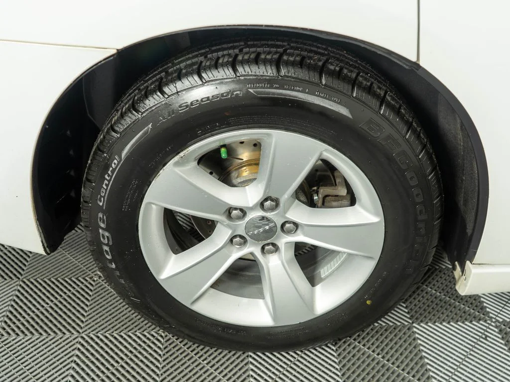 Used 2014 White Dodge SE image 27