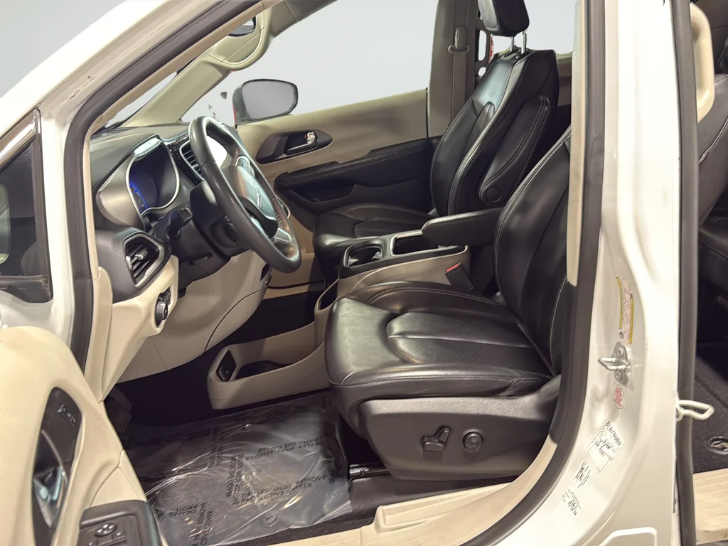 Used 2023 White Chrysler Touring L image 10