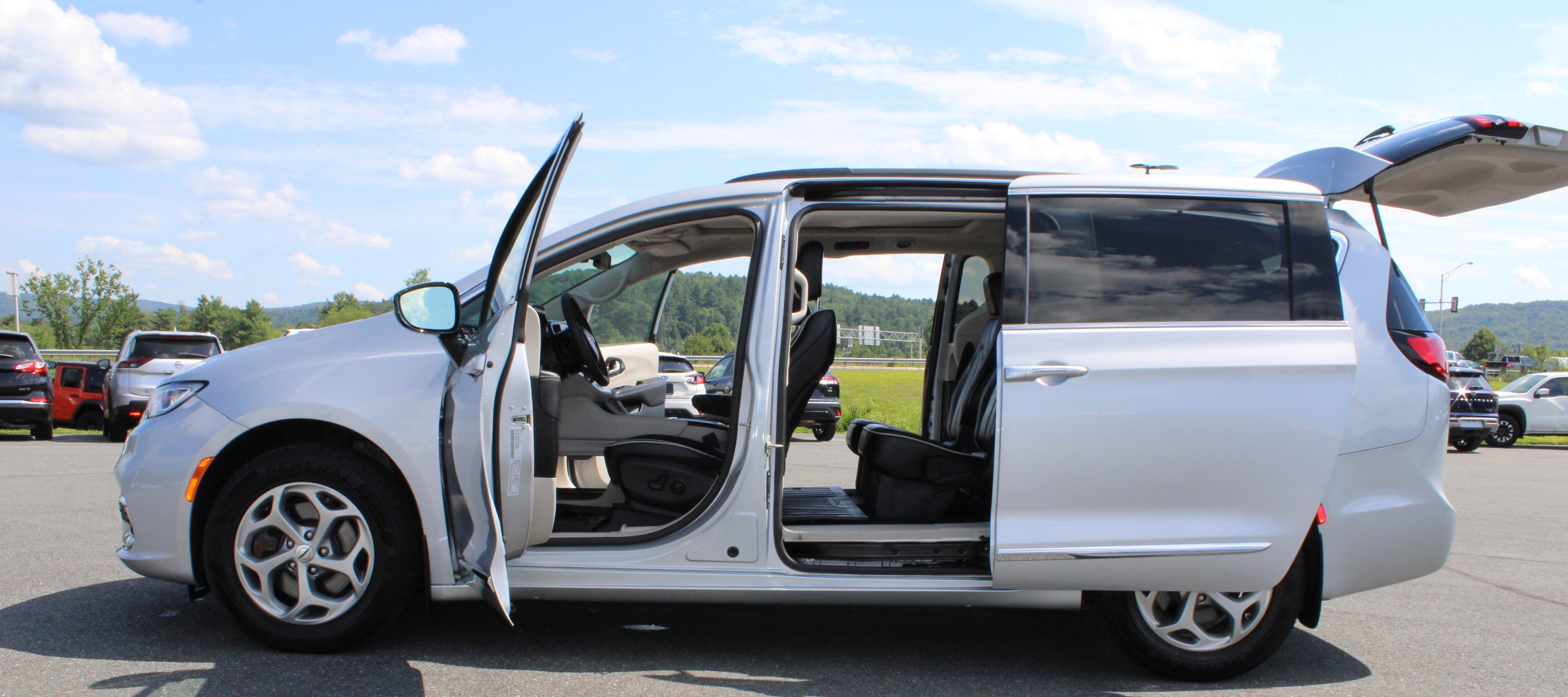 Used 2023 Silver Mist Clearcoat Chrysler Limited image 25
