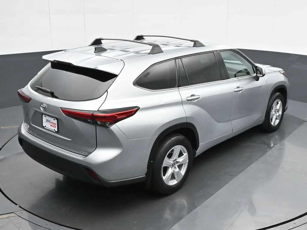 Used 2022 Silver Toyota L image 23
